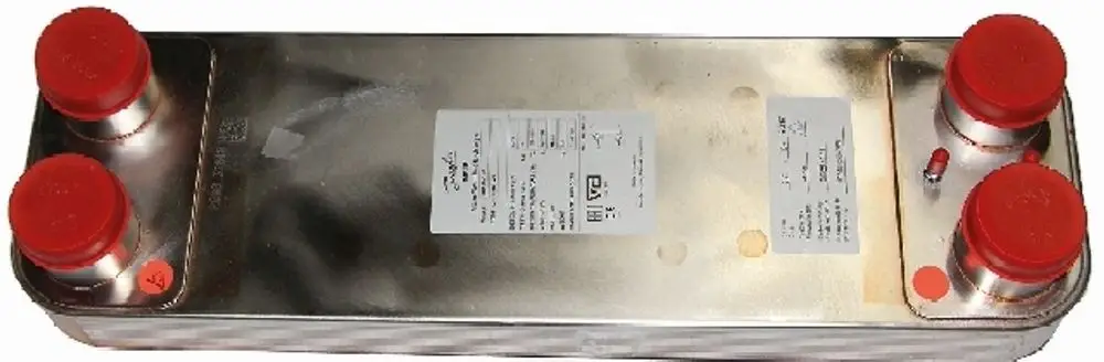 Danfoss Wärmetauscher mit mehreren Anschlüssen und roten Schutzkappen, für Heizungsanwendungen, markiert mit Wolf, auf metallischer Oberfläche.
